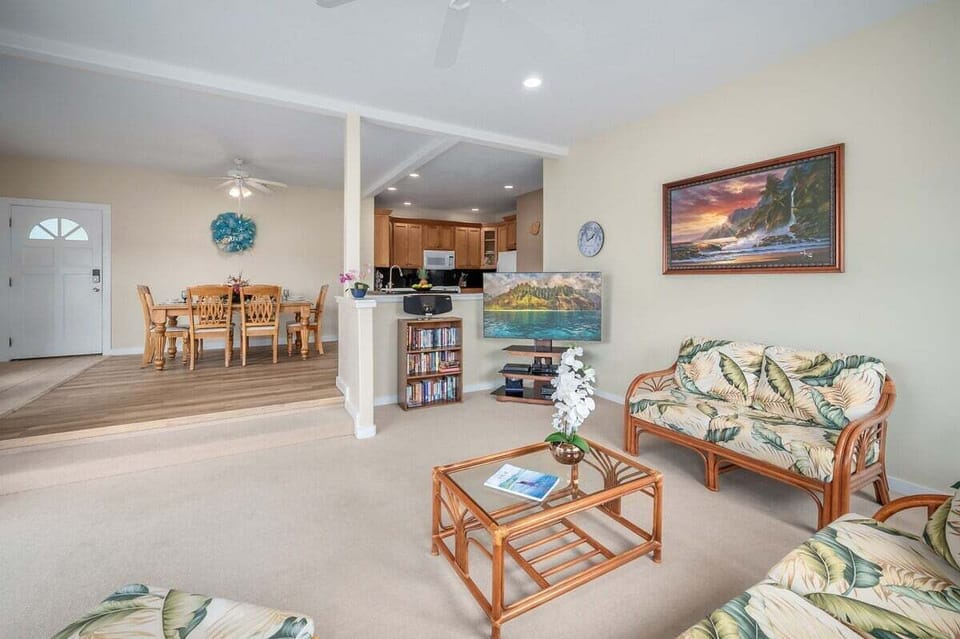 Regency 910 Living Room with Dining View