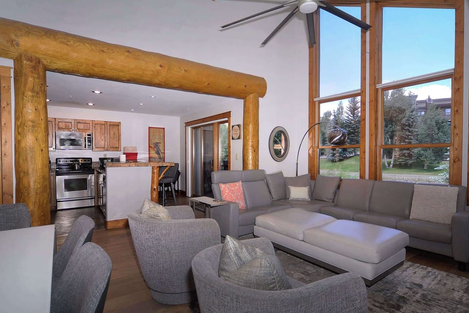 Living/kitchen area