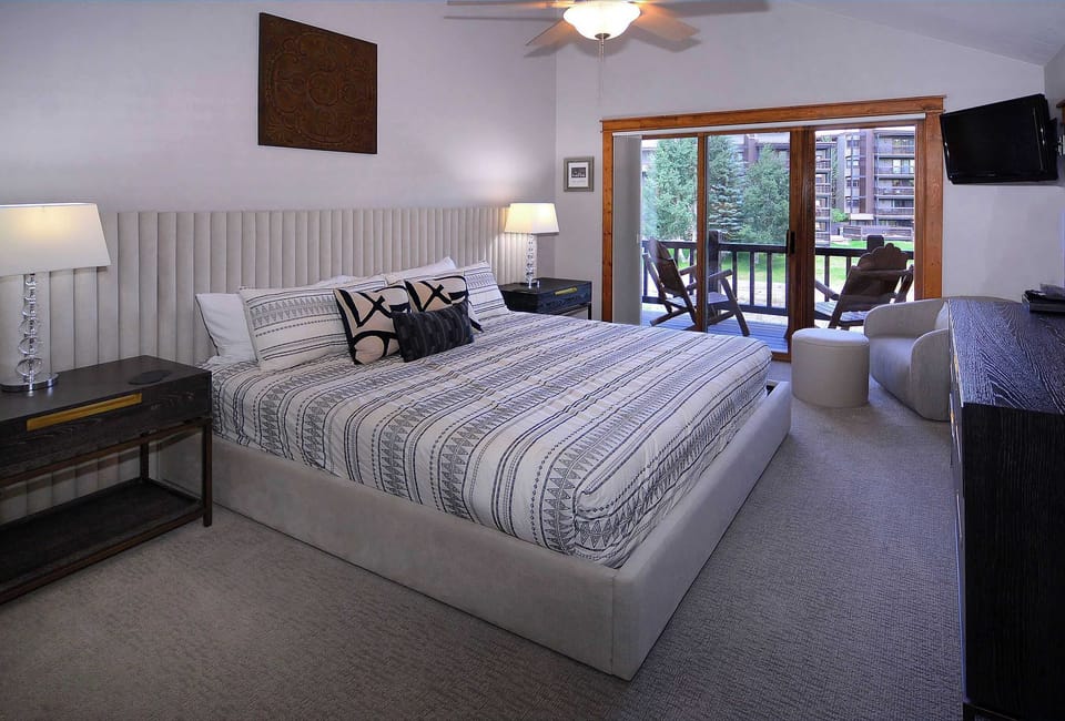 Primary suite w/king, TV