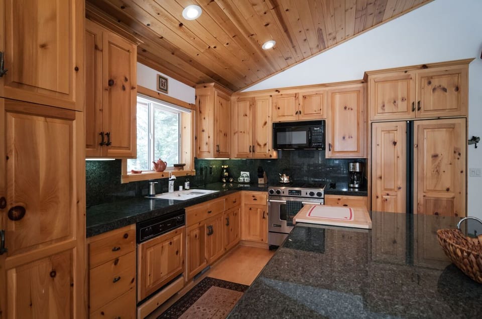 nicely done kitchen with granite countertops