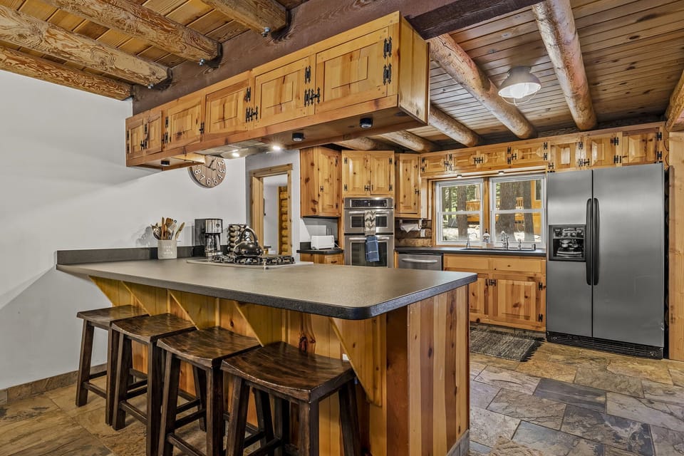 Bar area: Tahoe Donner Log Cabin