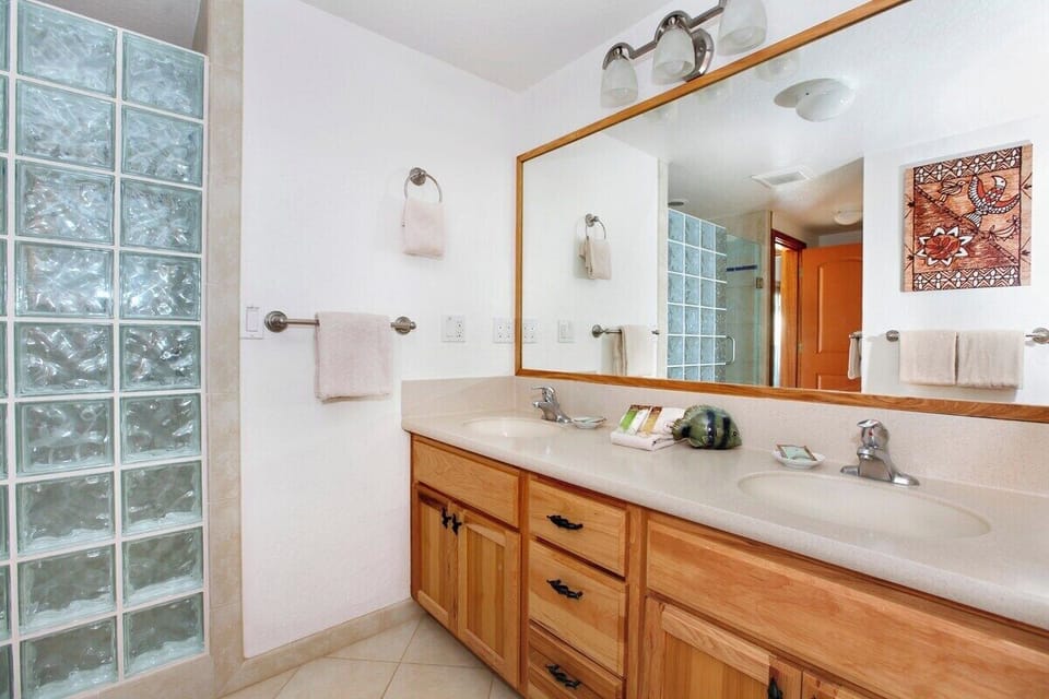 Master Bathroom - Kahala 624