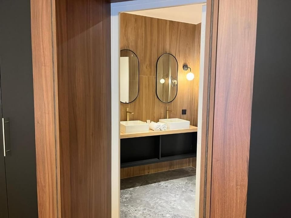 Suite | Bathroom | Free toiletries, hair dryer, bidet, towels