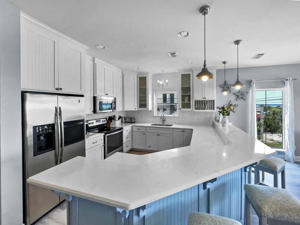 2nd Floor | Fully-Equipped Kitchen | Counter/Bar Seating