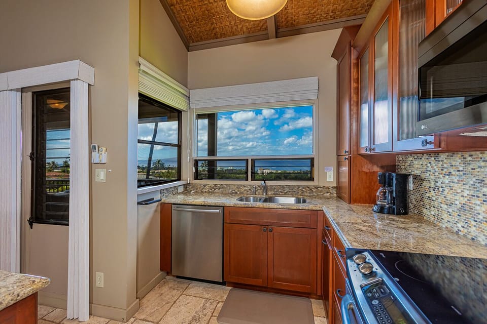 Endless ocean view from the living room~ dining~ and kitchen! 