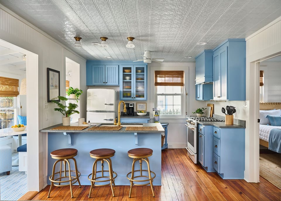 Full Kitchen w. Breakfast Bar + Barstool Seating