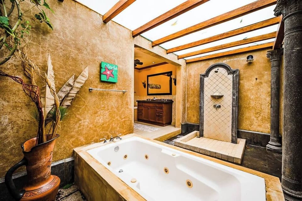 Refresh in the tropical outdoor shower and soak in the luxurious bathtub, designed to bring you the best Costa Rica relaxation experience.