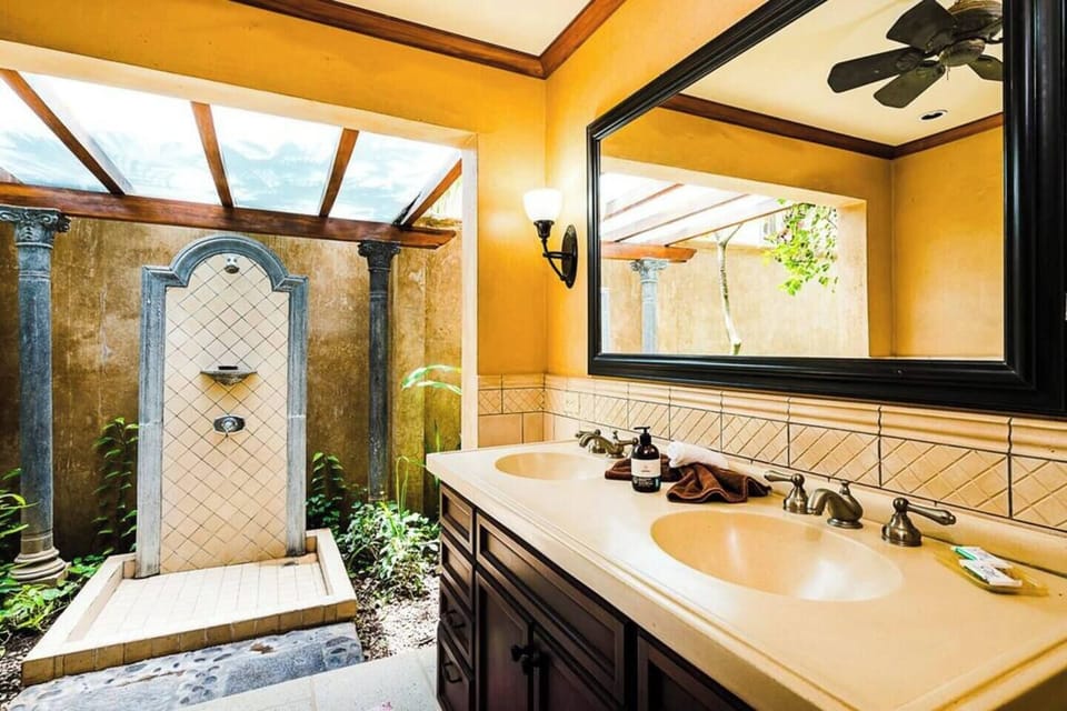 This modern open bathroom combines style and functionality, perfect for a serene and spa-like experience.