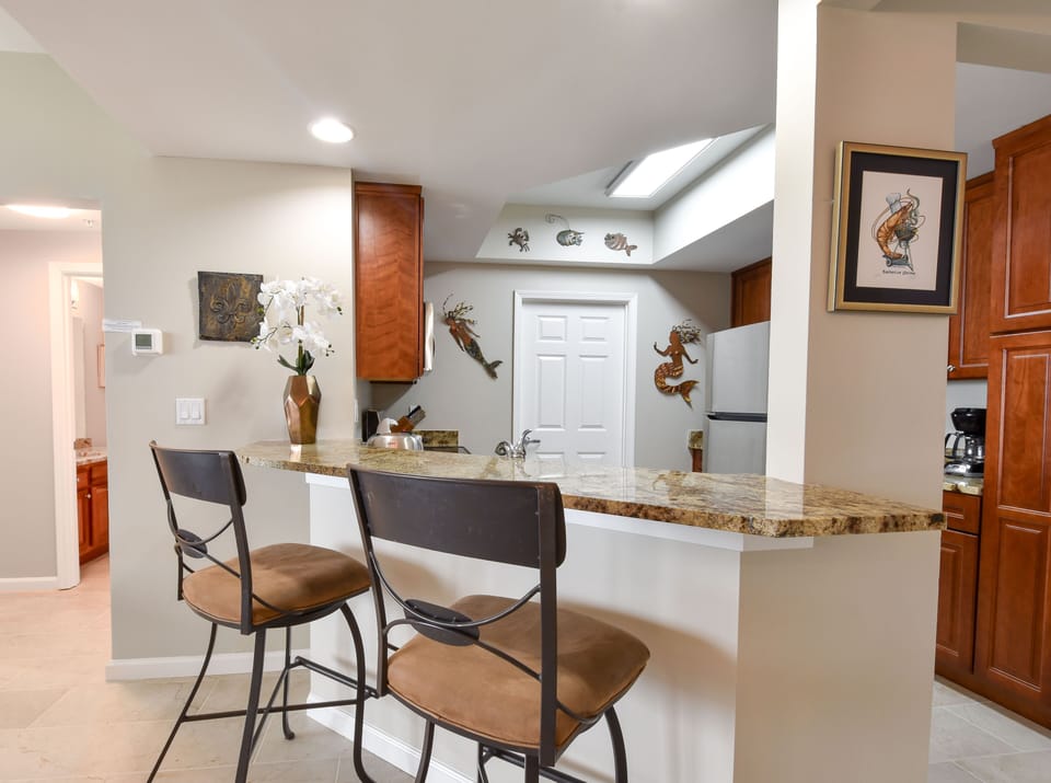 Silver Beach Towers West 305- Breakfast Bar