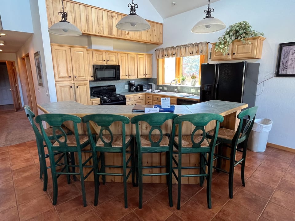 Kitchen and breakfast bar