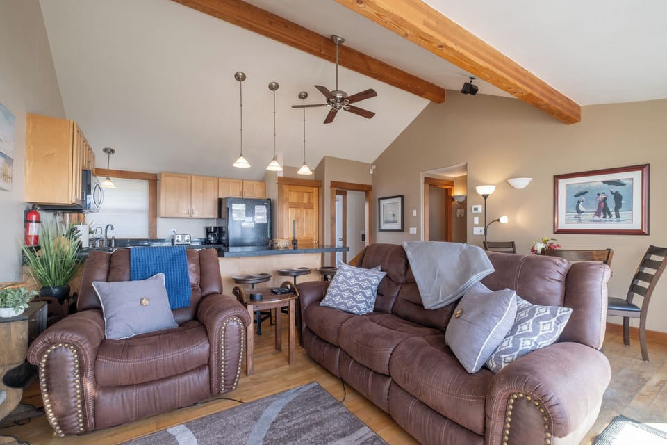 Cozy living room - Sink into soft leather furnishings overlooking the surf