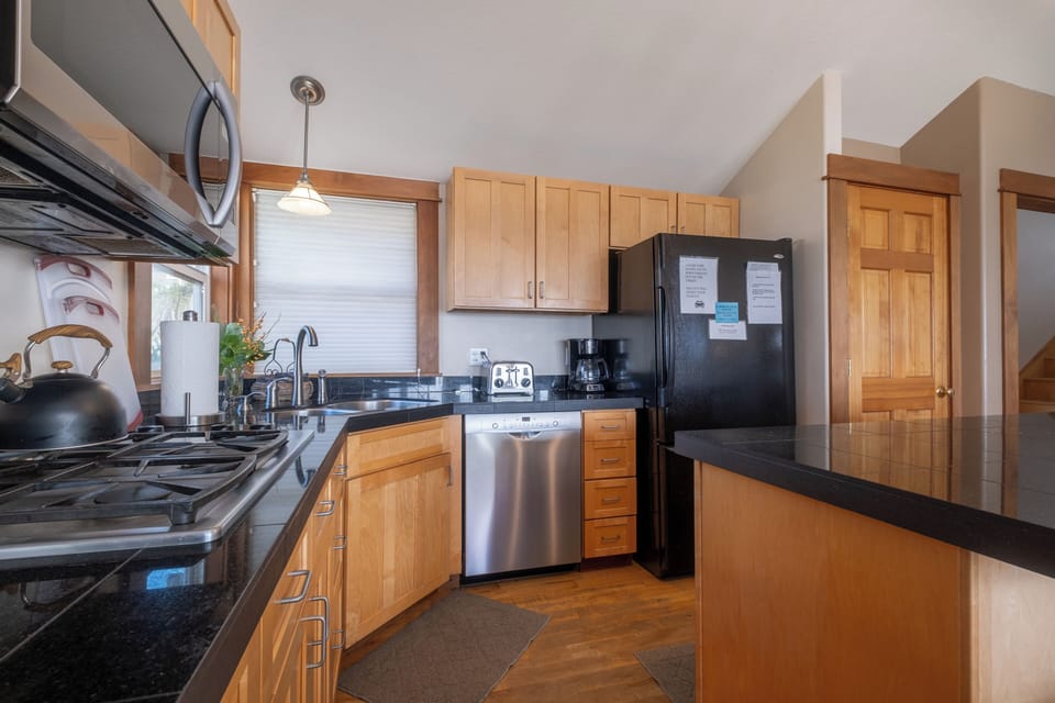 Upscale kitchen - Supplied with whatever you need.