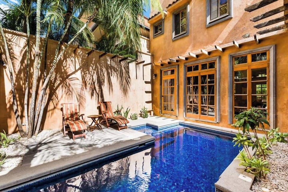 Take a refreshing dip in the private pool of this luxury Tamarindo villa, just across from Langosta Beach. Perfect for family vacations, relaxing days under the sun, and enjoying the exclusive Costa Rica coastal lifestyle.