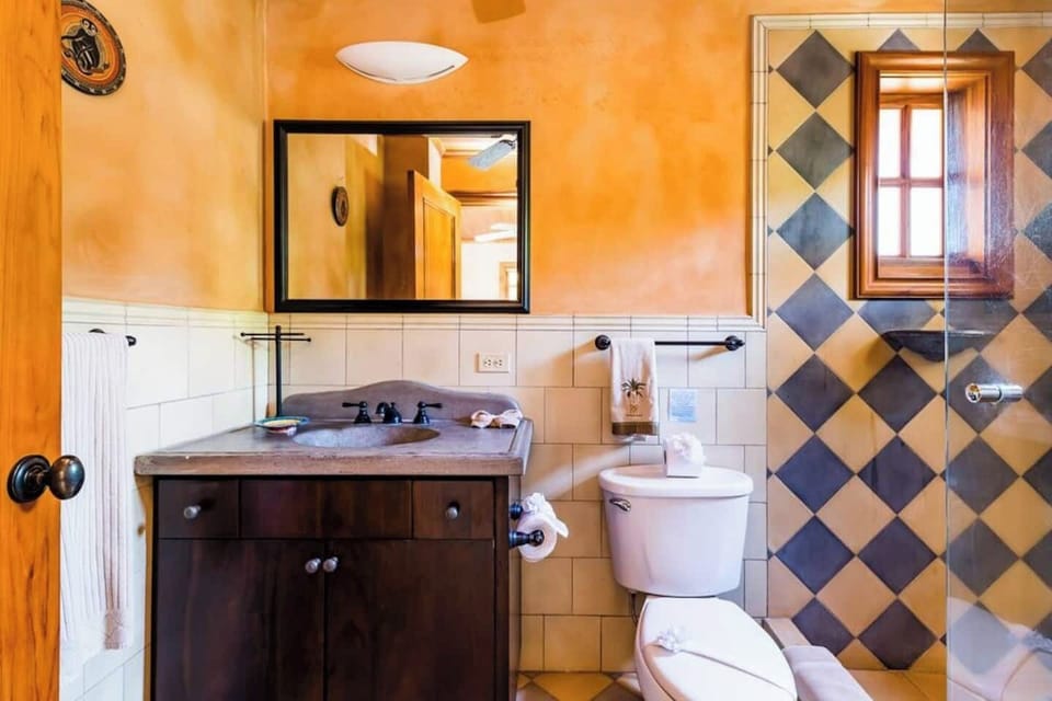 Spacious guest bathroom with elegant design, ideal for family vacations in Langosta, Tamarindo. Enjoy comfort and convenience while staying just minutes from the beach and local attractions.
