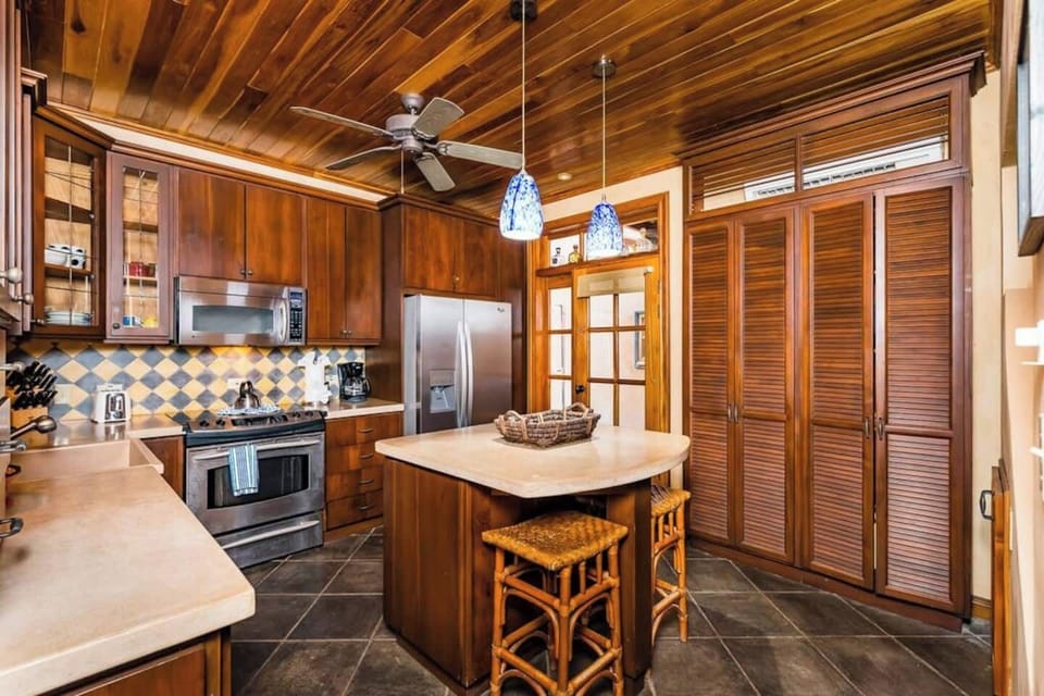 Enjoy a spacious kitchen with a central island in this Tamarindo villa. Fully equipped for your Costa Rica vacation rental, it’s perfect for family cooking, entertaining, and connecting with the living and dining areas in style and comfort.