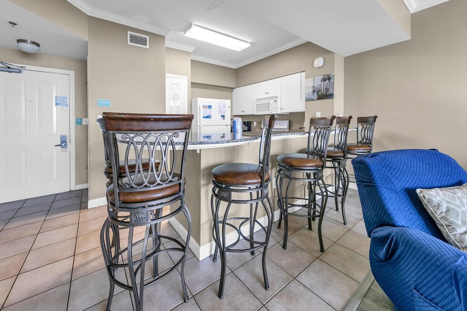 Eat-in bar seating