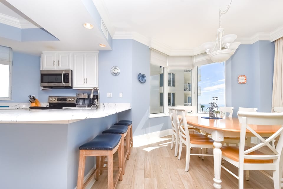 Silver Beach Towers West 401- Dining Area and Breakfast Bar