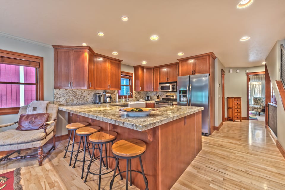 Fully Equipped Kitchen with Granite Countertops, Stainless Steel Appliances, Drip and Keurig Coffee Makers, Farm Sink, Gas Range with 4 Burners and Bar Seating for 4