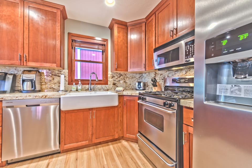 Fully Equipped Kitchen with Granite Countertops, Stainless Steel Appliances, Drip and Keurig Coffee Makers, Farm Sink, Gas Range with 4 Burners and Bar Seating for 4