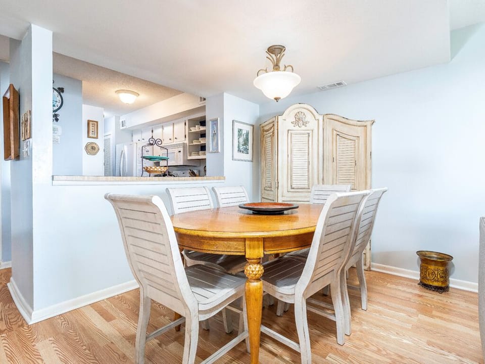 Dining area with seating for 6