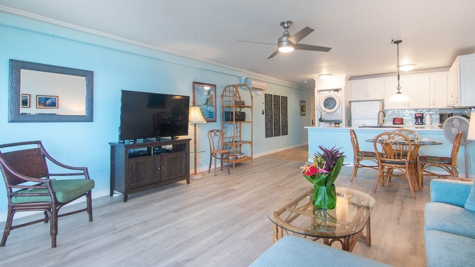 Open floor plan, ceiling fan plus air conditioning