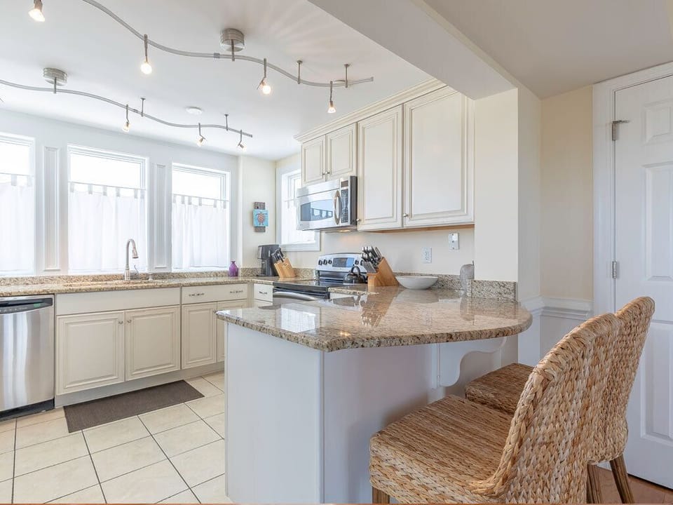 Kitchen w. Breakfast Bar