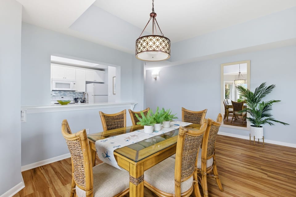 539 Shorewood - Dining Area