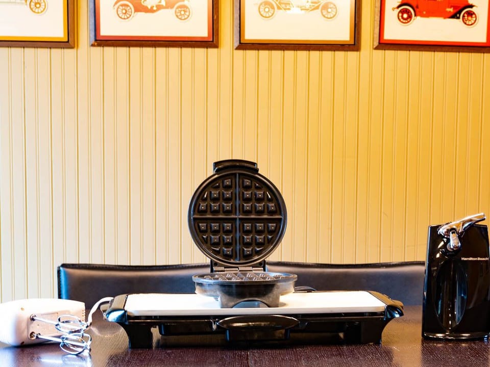 Enjoy making breakfast with this waffle maker and griddle!