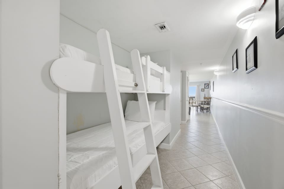 Pelican Isle #106 Hallway Bunks