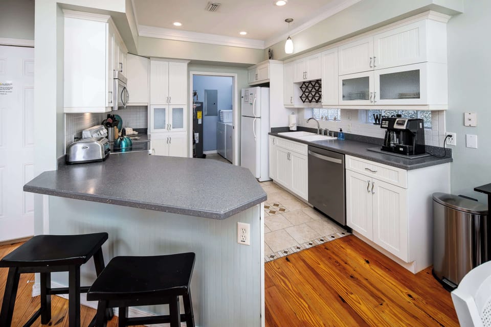 Kitchen with breakfast bar