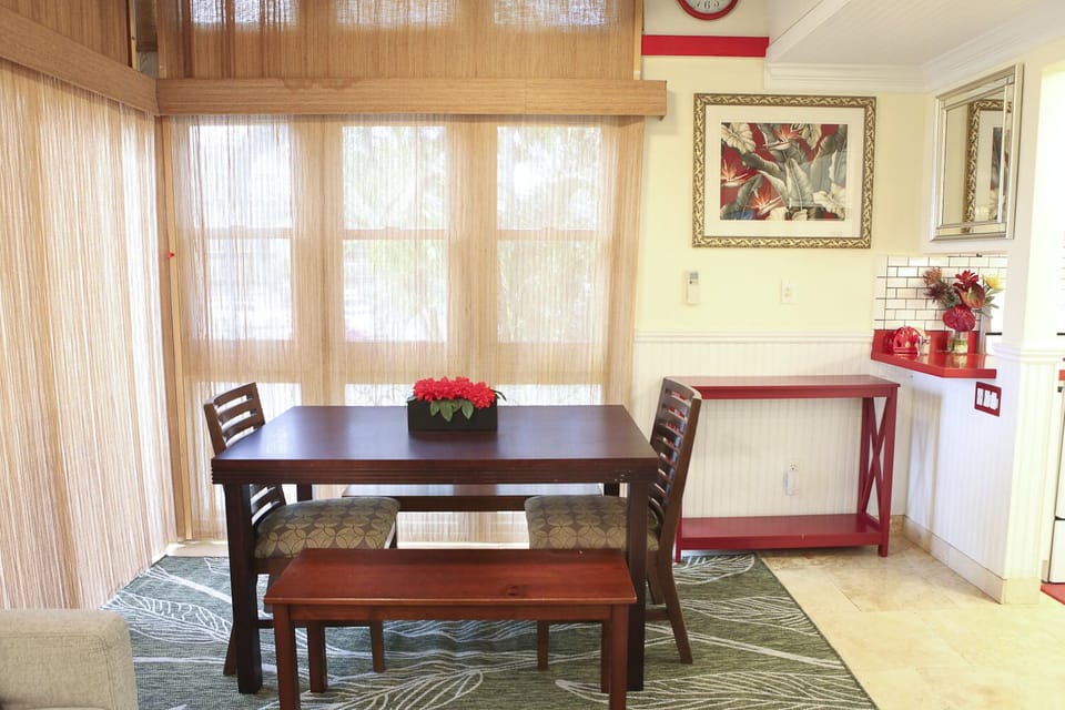Kihei Sands Beachfront Condominiums - Dining area with seating for 6.