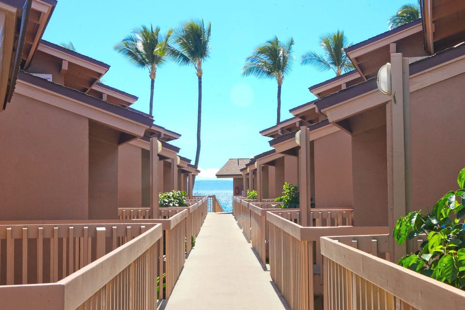 Kihei Sands Beachfront Condominiums - Ocean view from upper walkway along B level units.