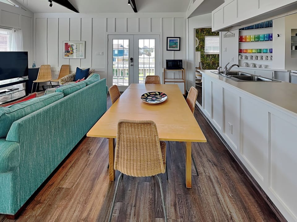 Dining Area - Seating for 4