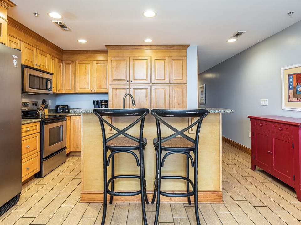 Breakfast Bar w. Seating for 2