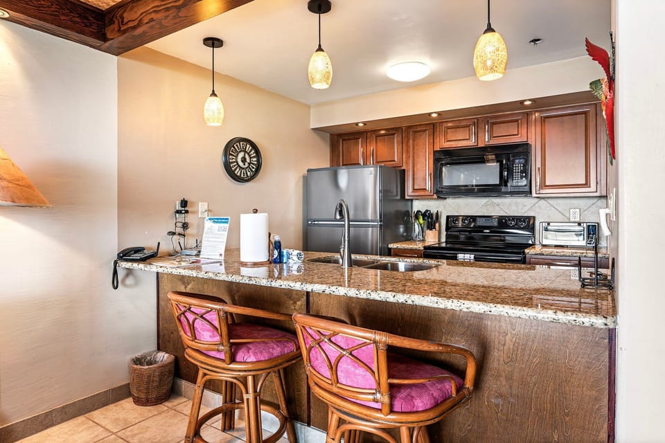 Breakfast bar, well-equipped kitchen