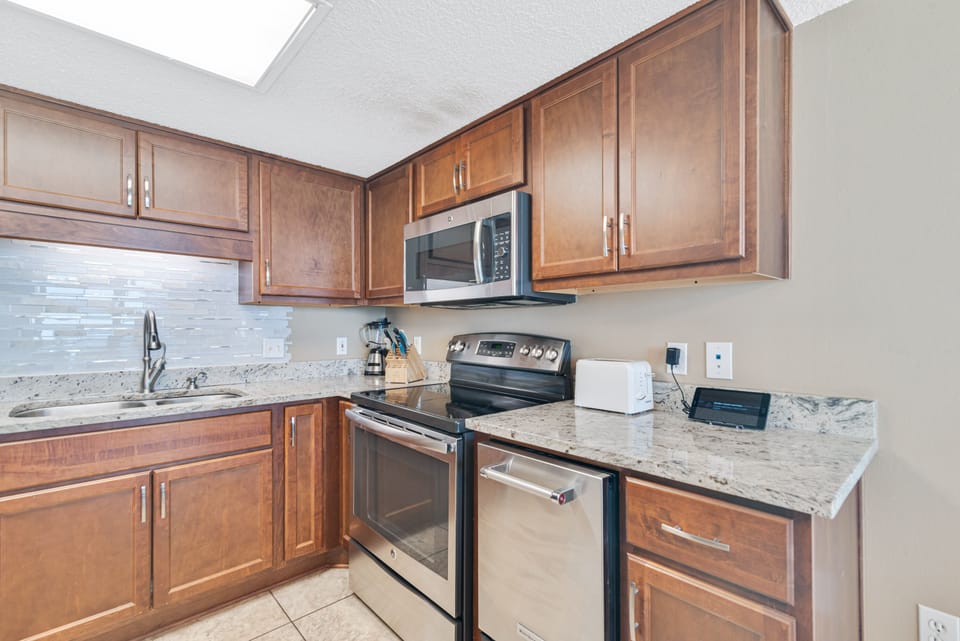 Full Size Kitchen complete with a Breakfast Bar