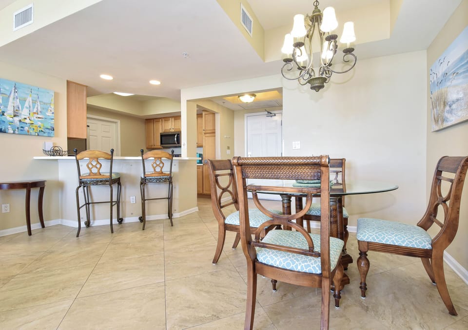 Silver Beach Towers East 605- Dining Area and Breakfast Bar