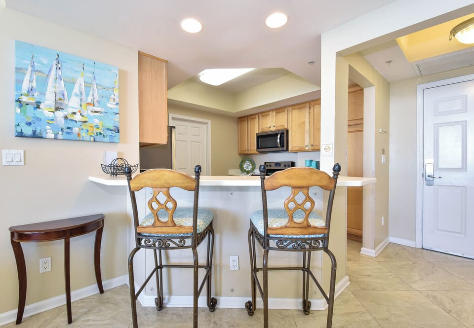 Silver Beach Towers East 605- Breakfast Bar