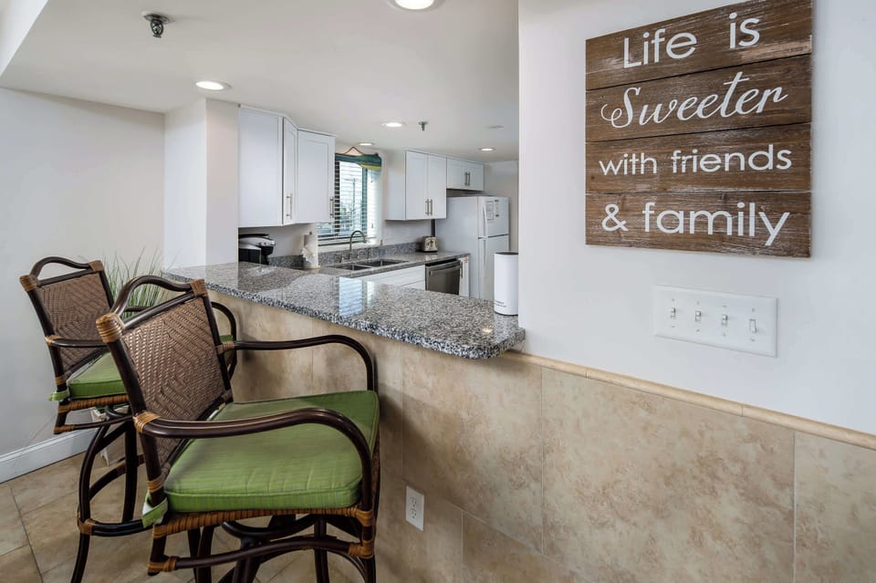 Kitchen with breakfast bar