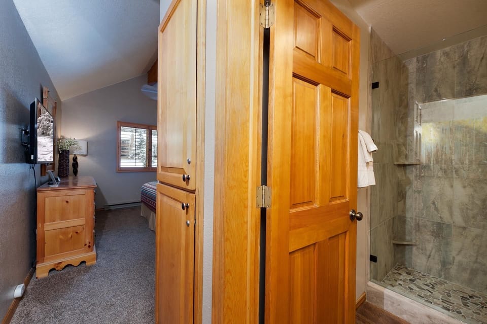 Master Bedroom / Bathroom