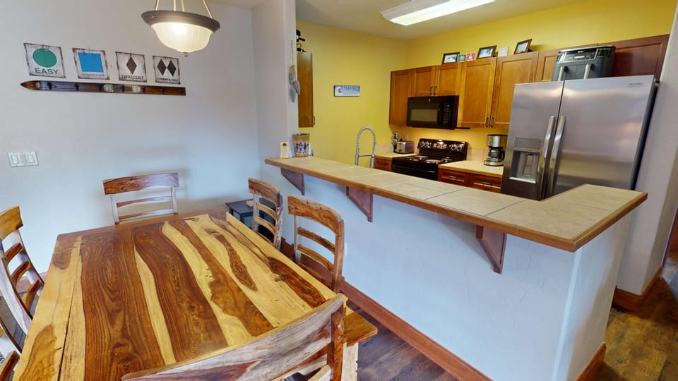 Dining Table and Fully Equipped Kitchen - Dining Table and Fully Equipped Kitchen