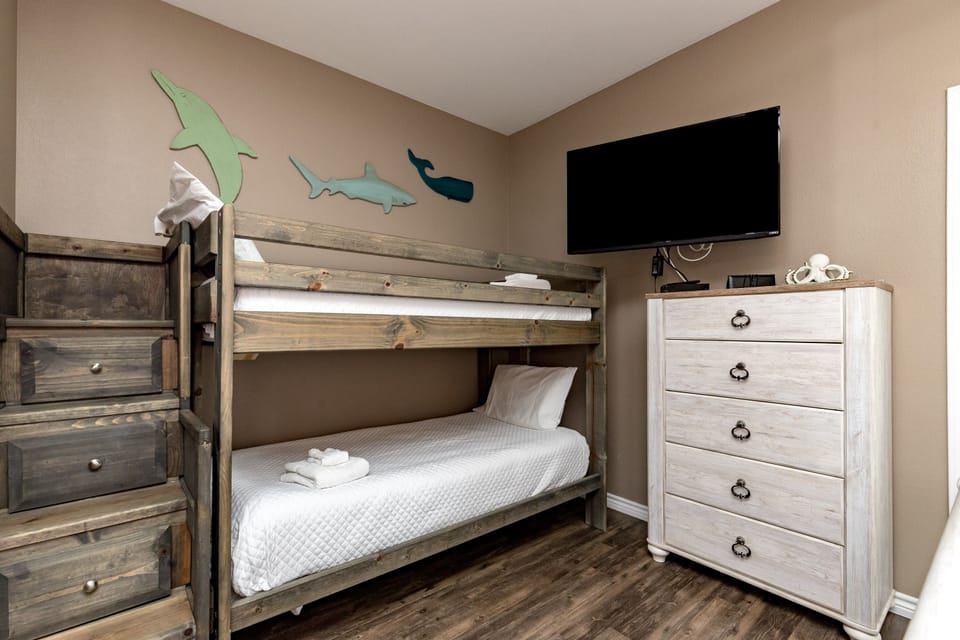 Your kids will love this playful ocean-themed bedroom with rustic bunk beds and plenty of storage for all their vacation treasures.