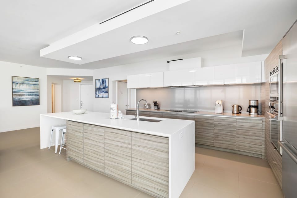 1900 Ninety Eight 801 - Kitchen with Breakfast Bar