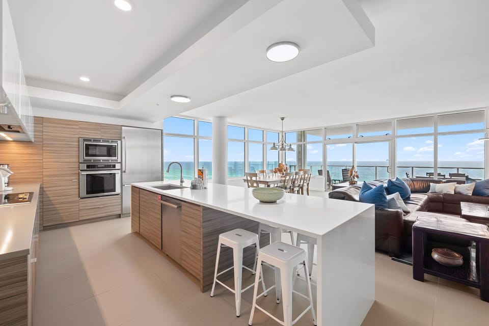 1900 Ninety Eight 801 - Breakfast Bar Area