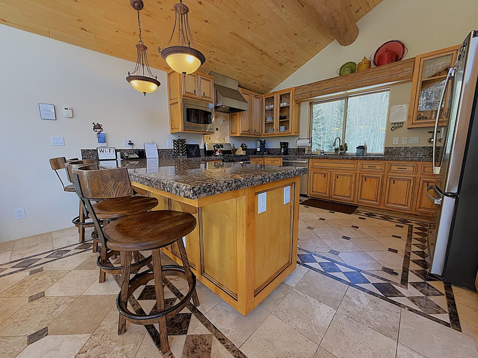 Fully Stocked Kitchen w/Bar Seating