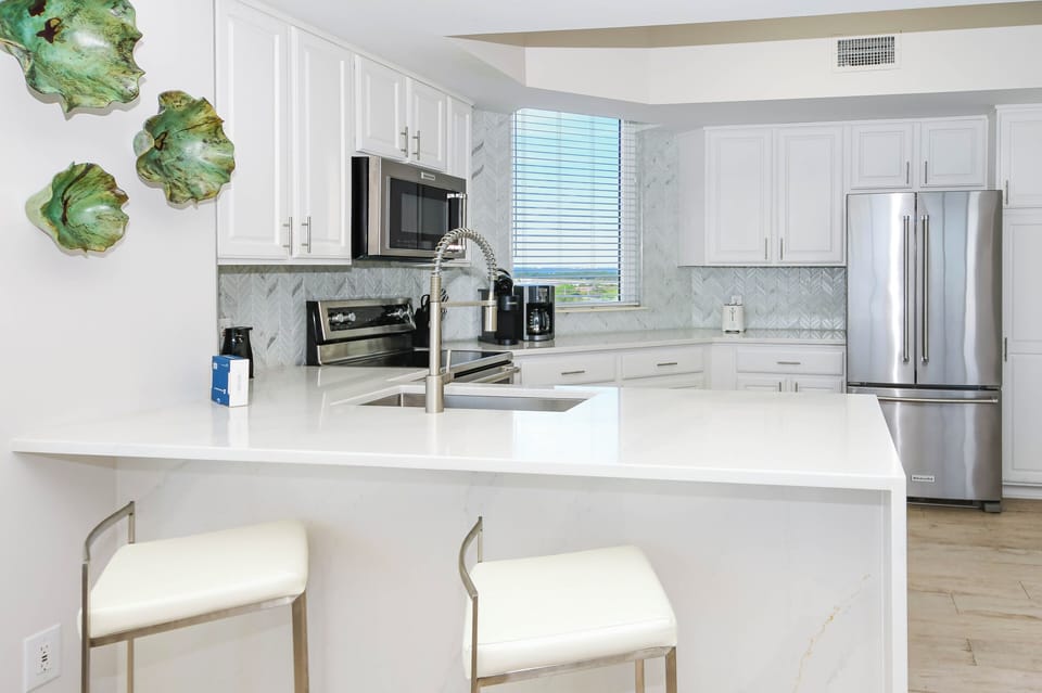 Silver Beach Towers East 1506- Breakfast Bar Area