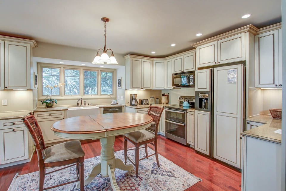 Kitchen w/ Breakfast Area