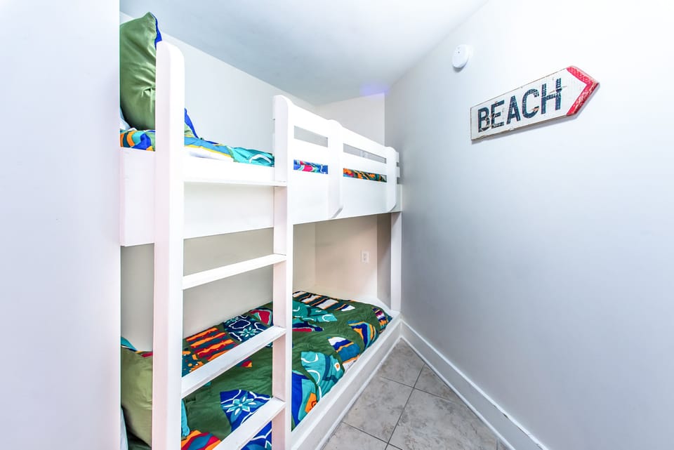 Bunkroom with two Twins