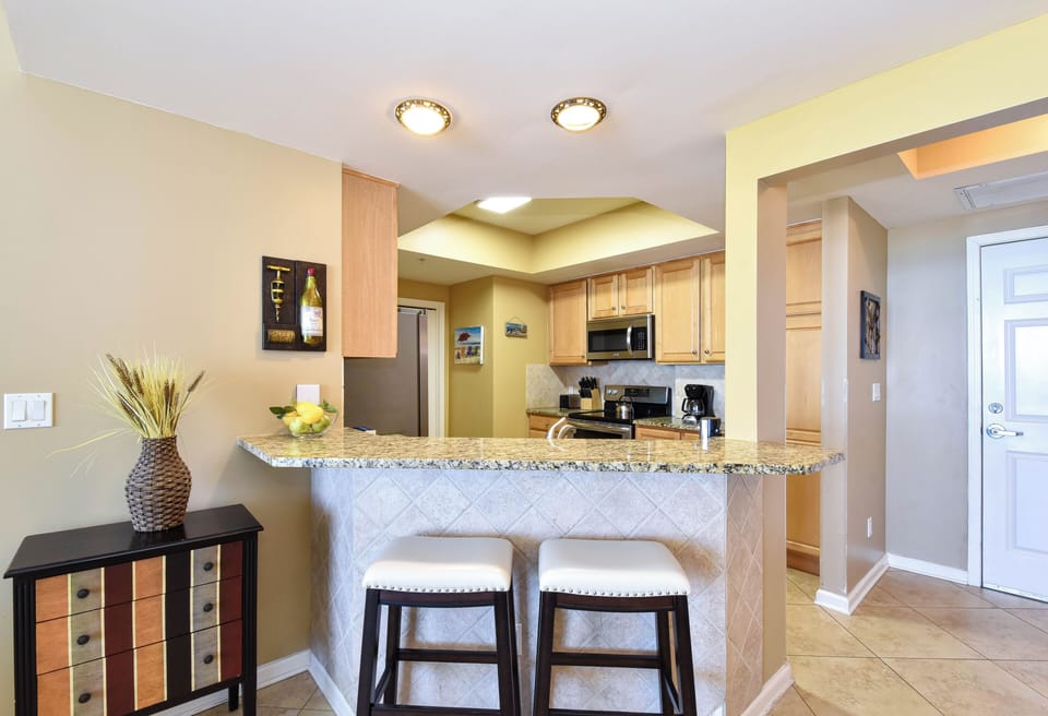 Silver Beach Towers East 305- Breakfast Bar