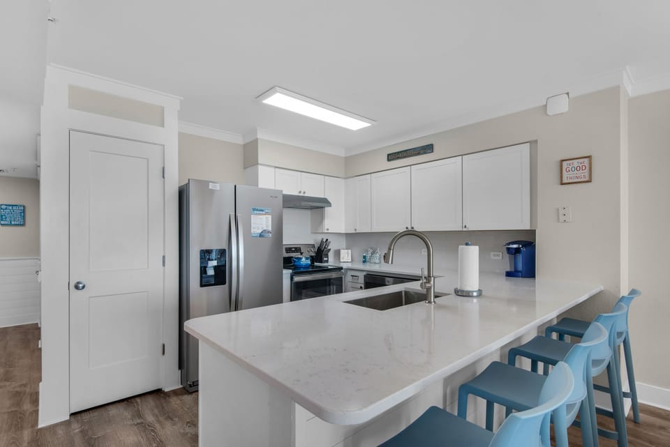 Eat-in bar in at the kitchen counter